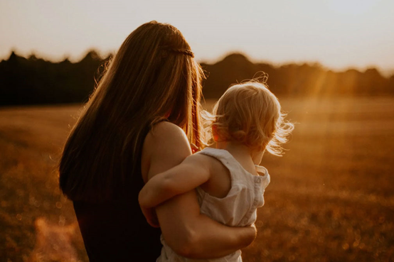 代生宝宝发烧不退，家长如何应对？